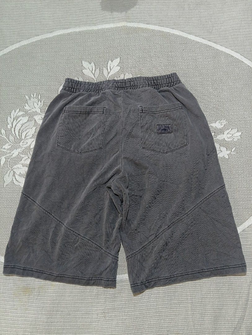 Y2k Reebok Jorts (Category: Shorts) located in Davao. Submitted by apconcept22 (Listing ID 1461699685, Image 1). Description: waist 32 length 26.