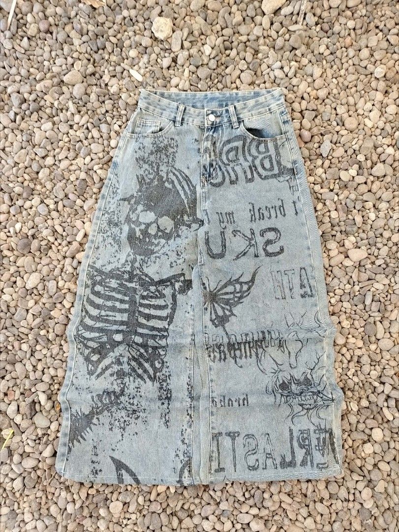 Y2K Skeleton Graphic Denim Baggy (Category: Skirts) located in Manila. Submitted by vestrathrift (Listing ID 1461748018, Image 2). Description: 𝗚𝗥𝗔𝗣𝗛𝗜𝗖 𝗕𝗔𝗚𝗚𝗬 𝗗𝗘𝗡𝗜𝗠 (𝗟𝗜𝗚𝗛𝗧 𝗪𝗔𝗦𝗛) 𝗠𝗜𝗡𝗘: ₱299 RUSH + 𝗦𝗛𝗜𝗣𝗣𝗜𝗡𝗚 𝗙𝗘𝗘 ━━━━━━━━━━━━━━━━ 𝗠𝗘𝗔𝗦𝗨𝗥𝗘𝗠𝗘𝗡𝗧𝗦 𝗪𝗔𝗜𝗦𝗧: 29 𝗟𝗘𝗡𝗚𝗧𝗛: 40 𝗧𝗛𝗜𝗚𝗛: 12 𝗟𝗘𝗚 𝗢𝗣𝗘𝗡𝗜𝗡𝗚: 14 𝗙𝗜𝗧: 𝗕𝗔𝗚𝗚𝗬 𝗖𝗢𝗡𝗗𝗜𝗧𝗜𝗢𝗡: 𝟭𝟬/𝟭𝟬 𝗜𝗦𝗦𝗨𝗘𝗦:𝗡𝗢𝗡𝗘 ━━━━━━━━━━━━━━━