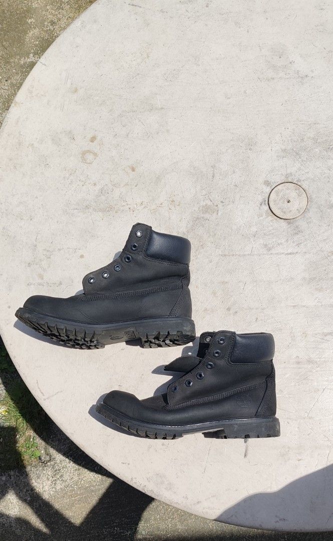 Y2K Timberland Black size 9US men leather boots (Category: Boots) located in Villasis. Submitted by znivvthrift (Listing ID 1461606011, Image 1). Description: This item is Pre loved item slightly used po..