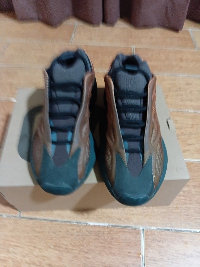 Yeezy 700 V3 "Copper Fade" Size 8.5 (Category: Casual Shoes) located in Manila. Submitted by shaigilgeous (Listing ID 1461647034, Image 2). Description: Authentic Yeezy 700 (Commonwealth Release) No receipt since 2021 pa toh Used only Once RFS: Declutter also di nagagamit masyado sayang:< Loc: Tandang Sora, QC MOP: Gcash MOD: Lalamove.