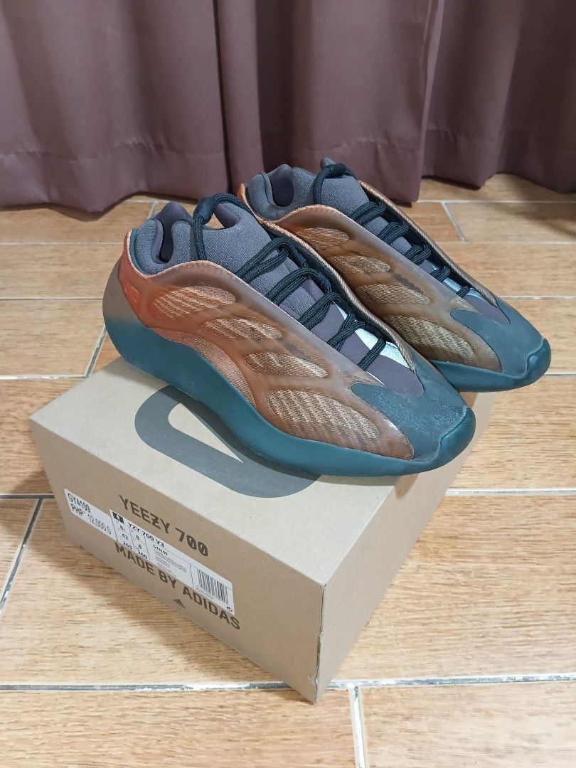 Yeezy 700 V3 "Copper Fade" Size 8.5 (Category: Casual Shoes) located in Manila. Submitted by shaigilgeous (Listing ID 1461647034, Image 1). Description: Authentic Yeezy 700 (Commonwealth Release) No receipt since 2021 pa toh Used only Once RFS: Declutter also di nagagamit masyado sayang:< Loc: Tandang Sora, QC MOP: Gcash MOD: Lalamove.