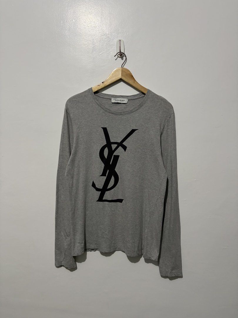 YSL LONGSLEEVE (Category: Longsleeves) located in Kawit. Submitted by samfuentebella09 (Listing ID 1461623961, Image 1). Description: YSL BIG PATCH LOGO GRAY LONGSLEEVE✅ 450 ONLY 💸🫱🏻‍🫲🏽 ▪️Size MEDIUM on tag✅ ▪️Width”20 x 27”Length✅ ▪️Excellent Condition 9/10✅ ▪️Color Rate 9/10✅ ▪️Good As New✅ Add sf💸 Pm🔑.