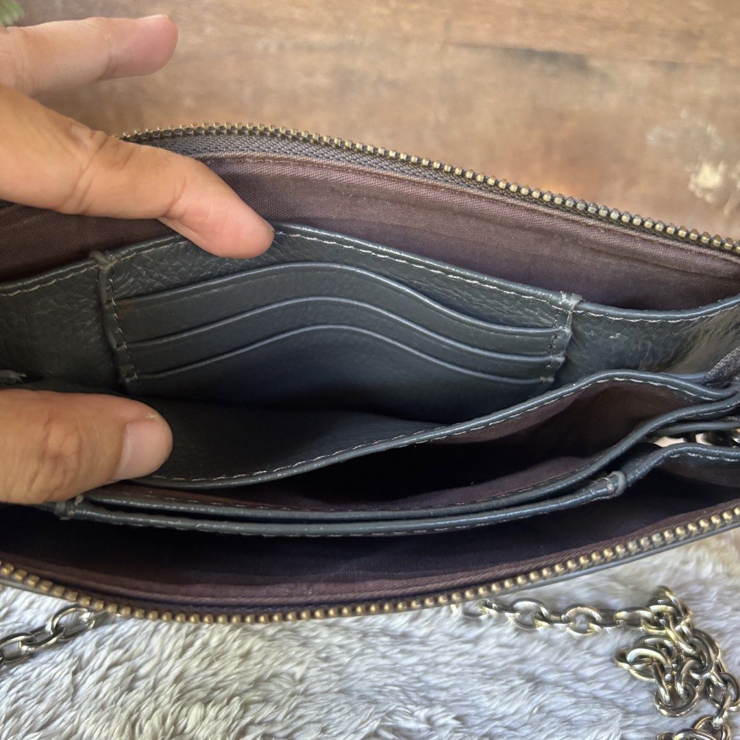 Yucca Sling Wallet clutch (Category: Wallets & Card holders) located in Tarlac. Submitted by alta.mayo (Listing ID 1461773718, Image 2). Description: • Genuine leather • 6 cardslot • 7.5 x 4.5 inches • 5 compartment • Gray Guaranteed 💯% Authentic ❎ No Reservation 📌 Mop: Gcash 📌 Courier: JNT 📌 Location: Tarlac.