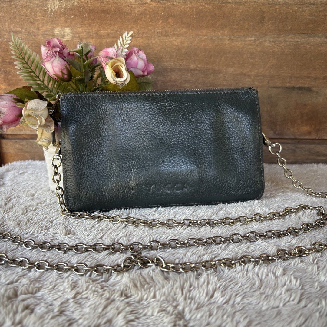 Yucca Sling Wallet clutch (Category: Wallets & Card holders) located in Tarlac. Submitted by alta.mayo (Listing ID 1461773718, Image 1). Description: • Genuine leather • 6 cardslot • 7.5 x 4.5 inches • 5 compartment • Gray Guaranteed 💯% Authentic ❎ No Reservation 📌 Mop: Gcash 📌 Courier: JNT 📌 Location: Tarlac.