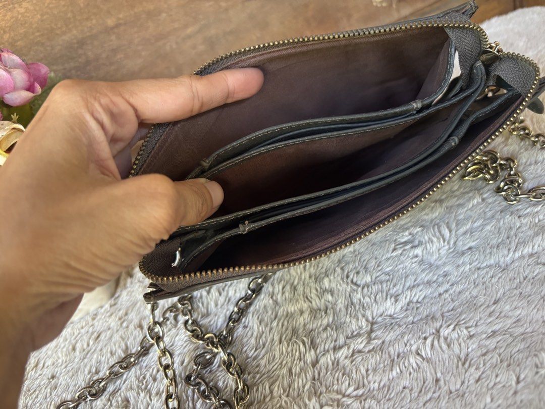 Yucca Sling Wallet clutch (Category: Wallets & Card holders) located in Tarlac. Submitted by alta.mayo (Listing ID 1461773718, Image 3). Description: • Genuine leather • 6 cardslot • 7.5 x 4.5 inches • 5 compartment • Gray Guaranteed 💯% Authentic ❎ No Reservation 📌 Mop: Gcash 📌 Courier: JNT 📌 Location: Tarlac.