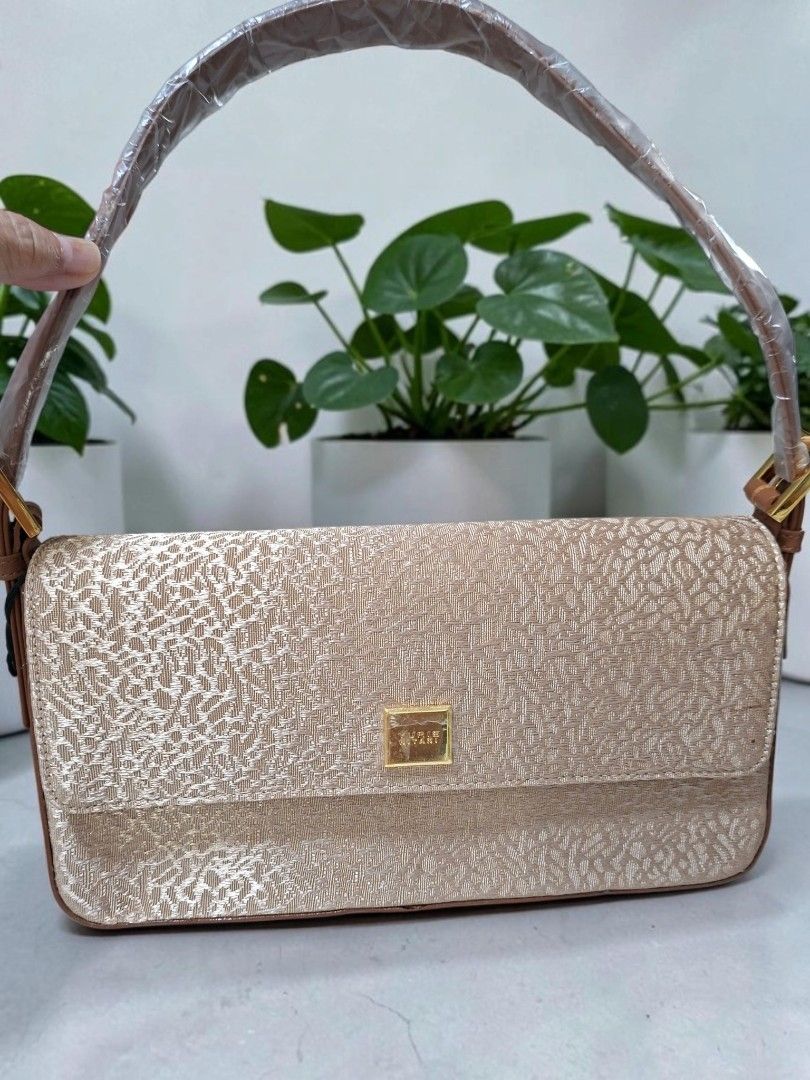 YURIE NITANI SILK KIMONO SHOULDER BAG (Category: Shoulder Bags) located in Las Pinas. Submitted by annachiaonair2037 (Listing ID 1461641076, Image 1). Description: YURIE NITANI KIMONO SILK WITH LEATHER SHOULDER BAG NEW, UNUSED FROM JAPAN H 5" L 10" W 2" Disclaimer: I am not affiliated with, associated with, or authorized by any of the brands featured posted. Any mention of brand names, trademarks, or logos is solely for identification and referen