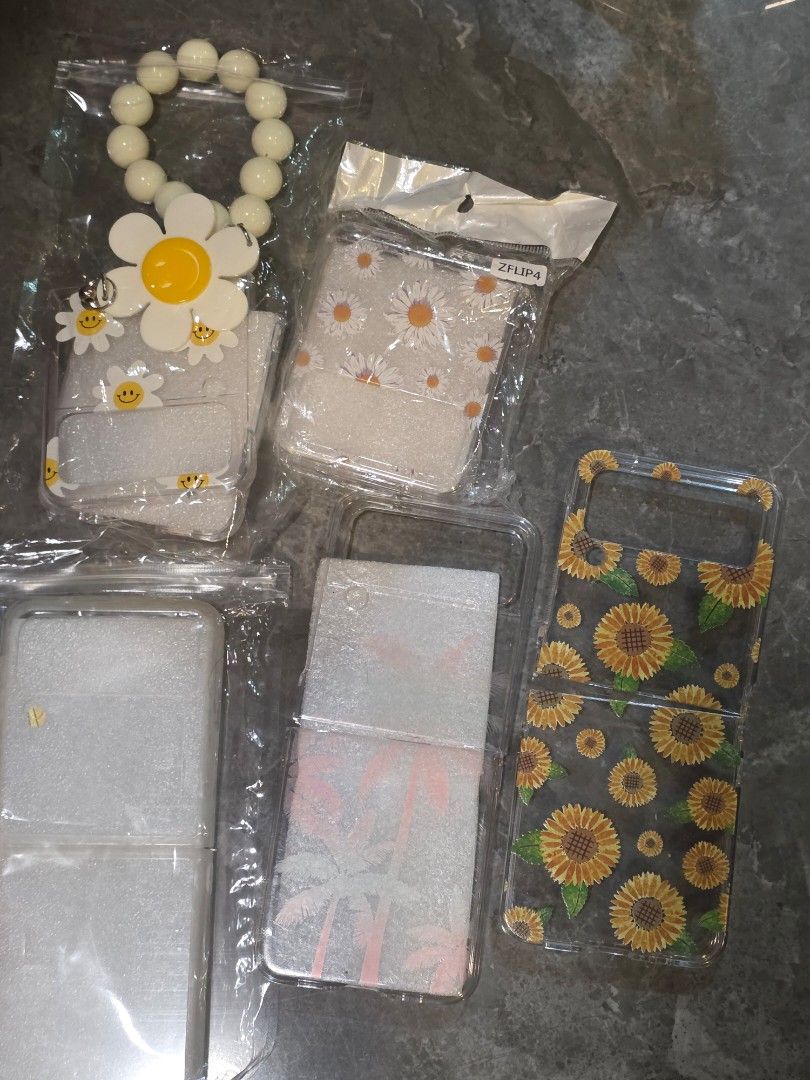 Z Flip 4 Floral Case Set (Category: Cases & Sleeves) located in Taguig. Submitted by lovedbymicah (Listing ID 1461636194, Image 1). Description: Take all 5 for 500 pesos only *Sunflower *Daisy *Daisy with charm *Tropical *Transparent Last price posted. No breaking of set :) 📍BGC.