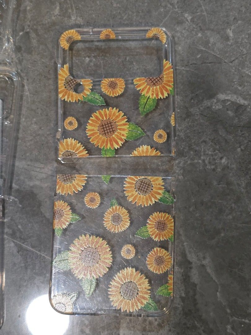 Z Flip 4 Floral Case Set (Category: Cases & Sleeves) located in Taguig. Submitted by lovedbymicah (Listing ID 1461636194, Image 2). Description: Take all 5 for 500 pesos only *Sunflower *Daisy *Daisy with charm *Tropical *Transparent Last price posted. No breaking of set :) 📍BGC.