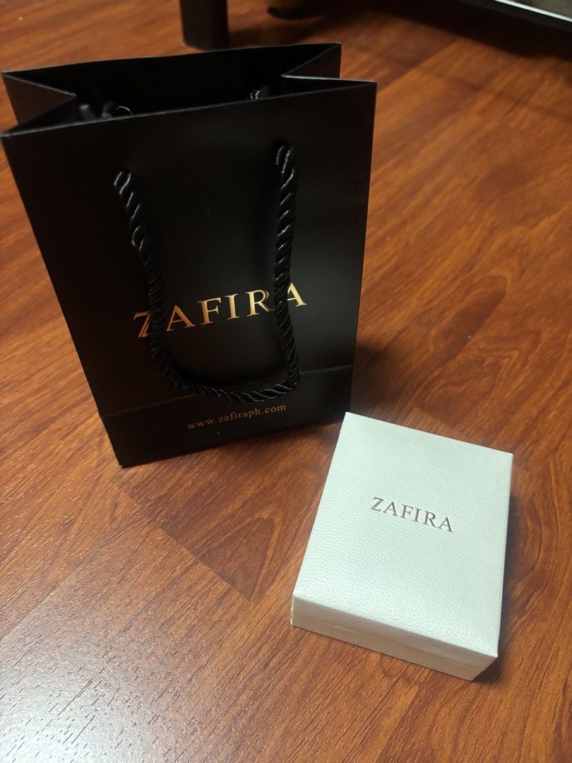 ZAFIRA Gold Moon Necklace (Category: Necklaces) located in Pasig City. Submitted by adiuhsa (Listing ID 1461599792, Image 2). Description: dm for inquiries good condition .