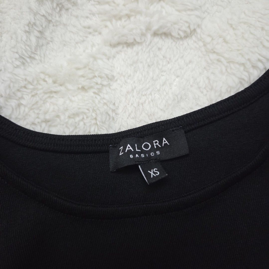 Zalora Basics Black Cropped Top (Category: Blouses) located in Taguig. Submitted by aeri______99 (Listing ID 1461589877, Image 2). Description: ⋆ Approx L 36cm W 32.5cm ⋆ Used a few times ⋆ See last pic for ww tags ♡ staple basic black comfy office casual crop cropped side.