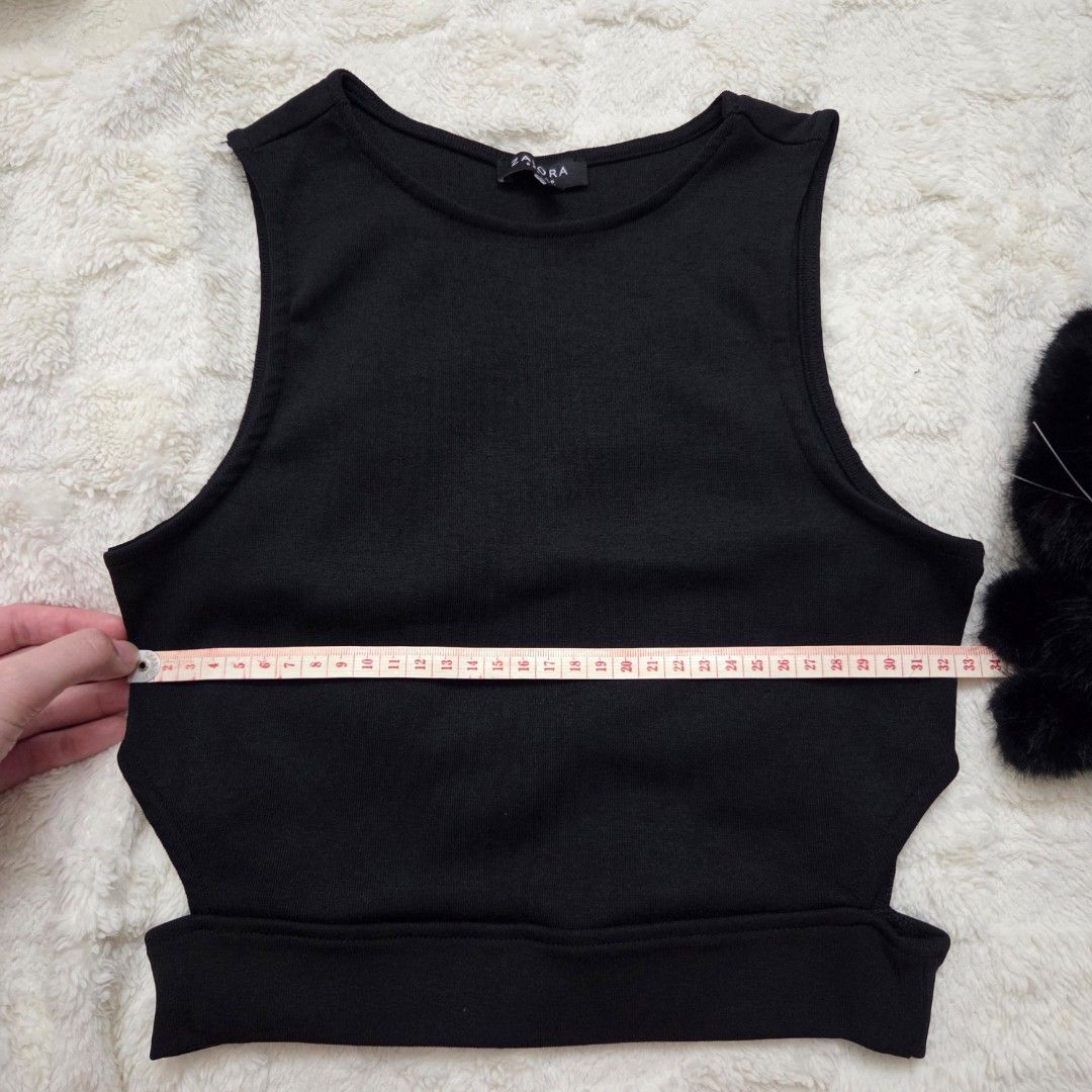 Zalora Basics Black Cropped Top (Category: Blouses) located in Taguig. Submitted by aeri______99 (Listing ID 1461589877, Image 3). Description: ⋆ Approx L 36cm W 32.5cm ⋆ Used a few times ⋆ See last pic for ww tags ♡ staple basic black comfy office casual crop cropped side.