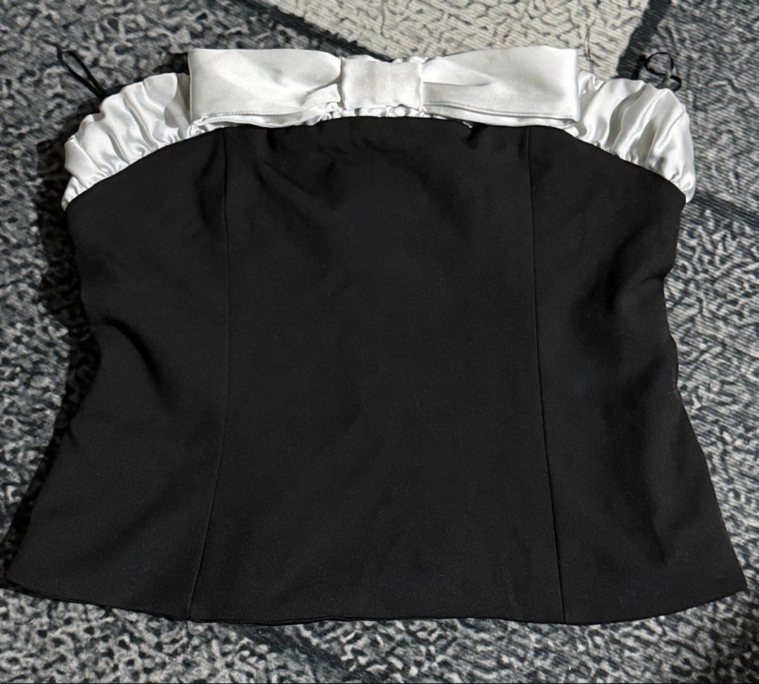 Zara Black Contrast Bow Bandeau Top (Category: Sleeveless) located in Manila. Submitted by bianxaakes (Listing ID 1461688079, Image 1). Description: - xl on tag, but small sizing so can fit large - used only twice, very good condition - very flattering! - delivery shouldered by buyer - mop: gcash / bank transfer.