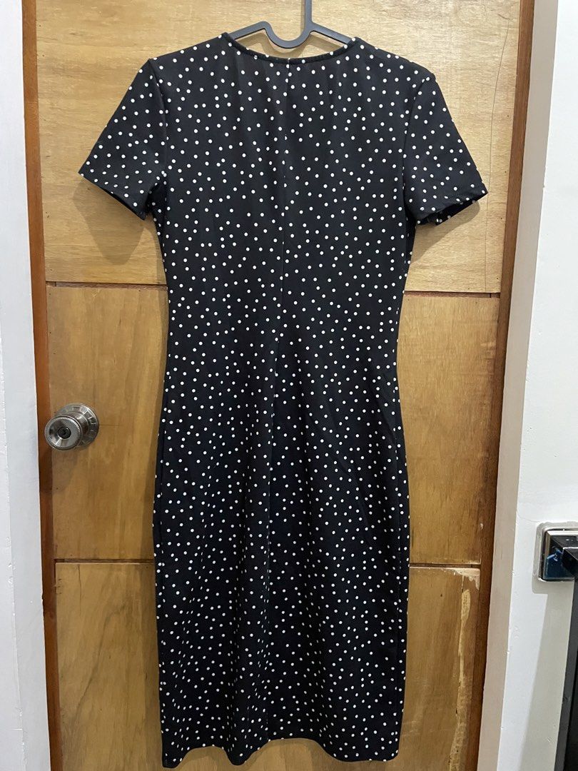 Zara Black Polka Dot Button Front Midi Dress Size M (Category: Dresses) located in Guiguinto. Submitted by beatan13 (Listing ID 1461742251, Image 2). Description: - Zara midi dress - Black and white polka dot pattern - Short sleeves - V-neckline - Button-down front - Made in Morocco - Versatile for casual or dressy occasions.