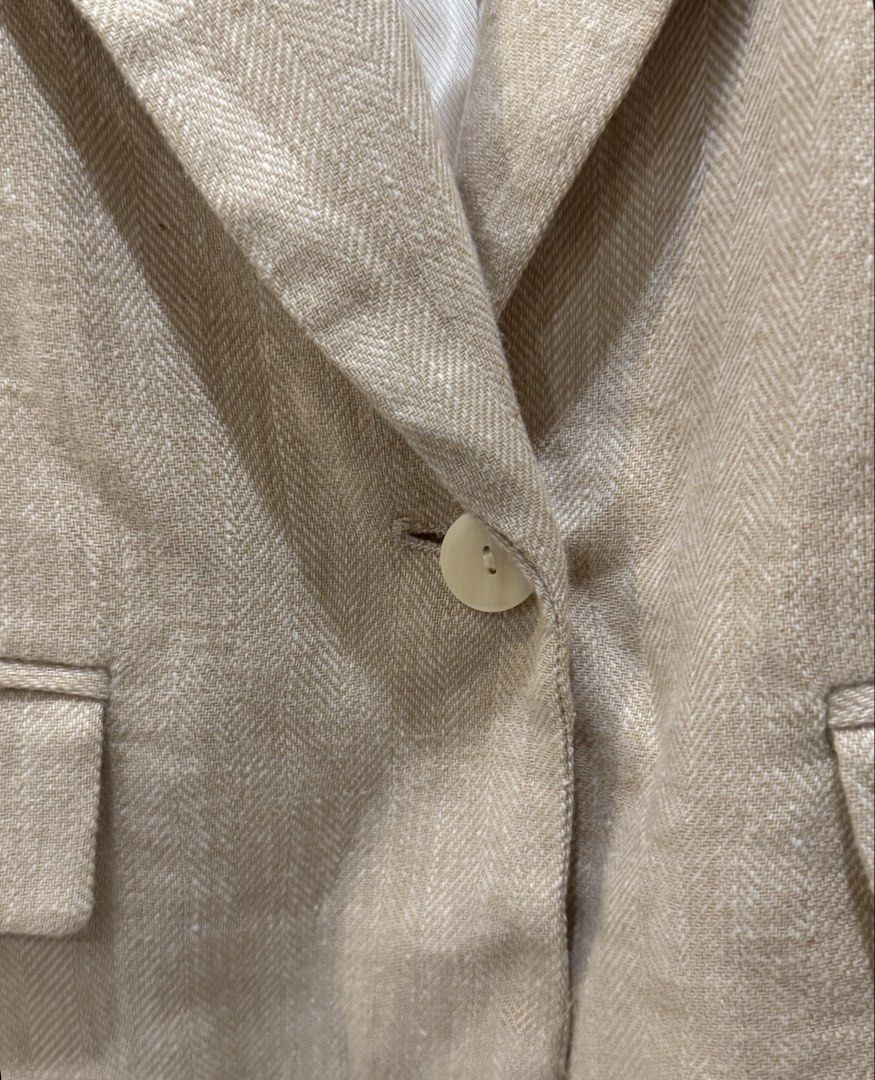 Zara Blazer (Category: Coats, Jackets and Outerwear) located in Quezon City. Submitted by shopper_xoxo (Listing ID 1461723037, Image 3). Description: Brand new with tag 😊 📦 From Zara Japan 🚚 On hand and ready to ship MOP: GCash and BPI Shipping starts at ₱65 only ✨ .
