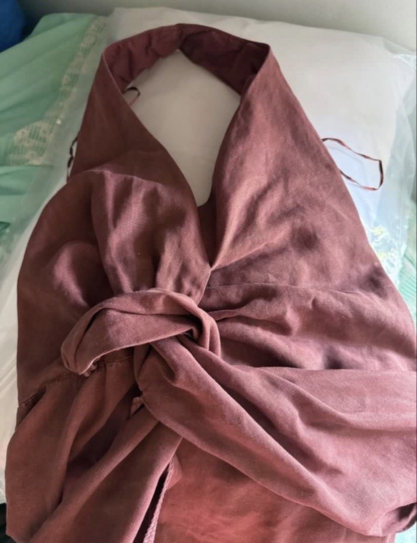 Zara Brown Halter Top (Category: Sleeveless) located in San Juan City. Submitted by kassyjsn (Listing ID 1461638149, Image 2). Description: - Brand: Zara - Style: Crossover Halter Top - Color: Brown - Size: Tagged M, fits S better - Zara crossover haltertop.