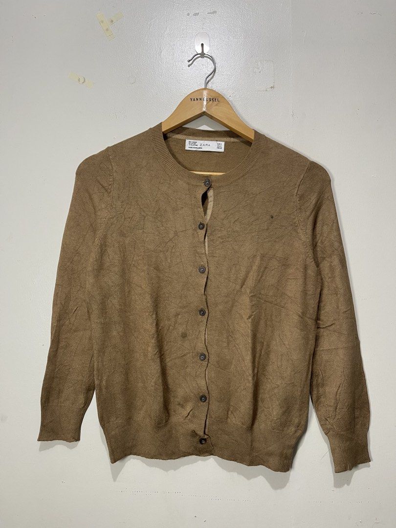 Zara Extra Fine Knit Crew Neck Cardigan (Category: Coats, Jackets and Outerwear) located in Davao. Submitted by yannrussel00 (Listing ID 1461610956, Image 1). Description: Size Small on tag Dimes W17 x L22 laid flat Condition 9.5/10 Color Brown Flaw: very minimal lang po parang napaso siya. Hindi naman butas. .