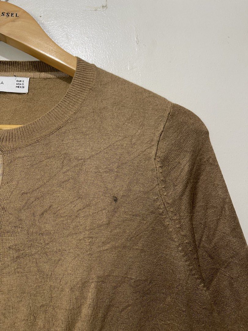 Zara Extra Fine Knit Crew Neck Cardigan (Category: Coats, Jackets and Outerwear) located in Davao. Submitted by yannrussel00 (Listing ID 1461610956, Image 3). Description: Size Small on tag Dimes W17 x L22 laid flat Condition 9.5/10 Color Brown Flaw: very minimal lang po parang napaso siya. Hindi naman butas. .