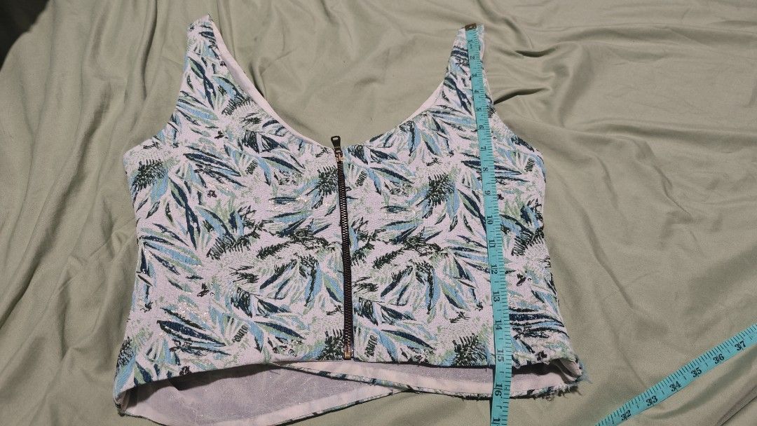 Zara jacquard crop top (Category: Sleeveless) located in Manila. Submitted by xxxtian (Listing ID 1461731170, Image 2). Description: - Zara jacquard crop top - Features a tropical leaf print withmetallic threads - Zip-up back closure - Perfect for casual or night out - Made in Morocco https://poshmark.com/listing/Zara-jacquard-crop-top-5cec9e708d653debe0515e07 can do meet-ups at Wilcon Visayas Ave./SM Cherry Congressional Shipping shouldered by t
