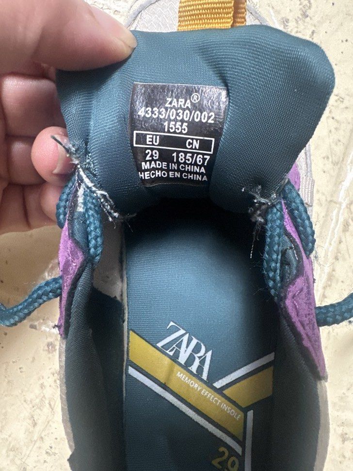 Zara Kids Rubber Shoes (Category: Babies & Kids Fashion) located in Makati City. Submitted by Pipie (Listing ID 1461775729, Image 2). Description: - Brand: Zara Kids - Type: Rubber Shoes / Sneakers - Size: EU 29 (fits approx. 4-7 years old) - Color: White with purple, teal, and pink accents - Features: Layered design, memory effect insole - Condition: 7/10 - Gender: Boys - Meetup: Mandaluyong.
