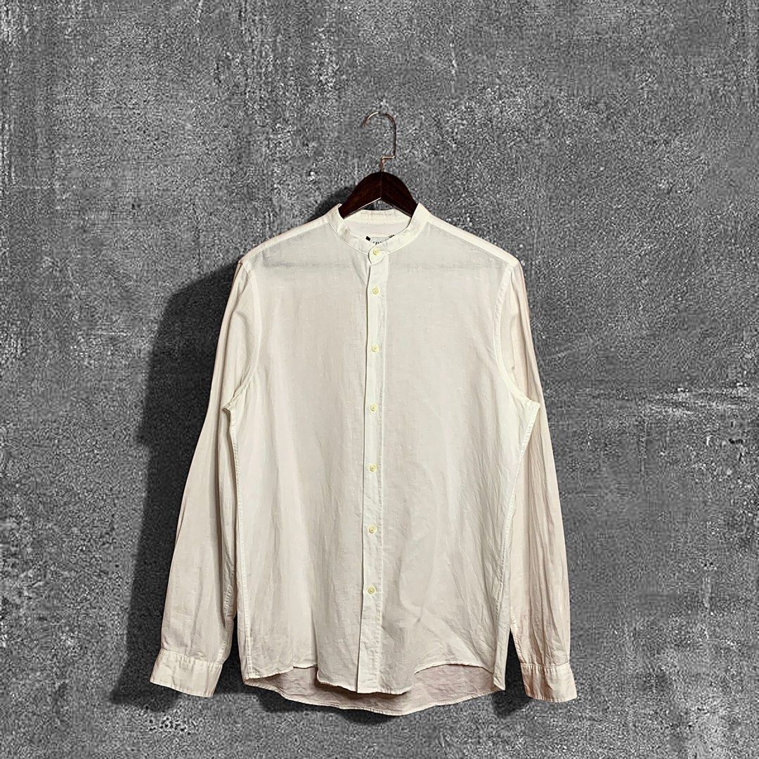 Zara Man Linen Chinese Collar Button down (Category: Formal Shirts) located in Quezon City. Submitted by donklasiko (Listing ID 1461573817, Image 1). Description: Condition: 9.5+/10 Pristine condition Issue: non Refer to the dimension 🤗 PM FOR MORE DETAILS NO RETURN, NO EXCHANGE & NO REFUND! ✅I ALSO ACCEPT TRADE/SWAP TO ANYTHING JUST DROP YOUR OFFER Please manage your expectations, this is a secondhand item. What you see is what you get 😊 💵MOP