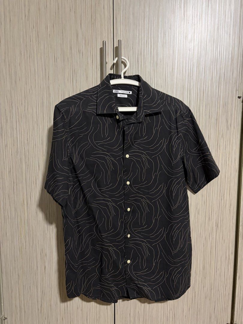 ZARA Men’s - Black Button Down - Medium (Category: Tshirts & Polo Shirts ) located in Caloocan City. Submitted by elmoenriquez (Listing ID 1461585229, Image 1). Description: Medium size Beige accents Worn twice Actual color may vary.