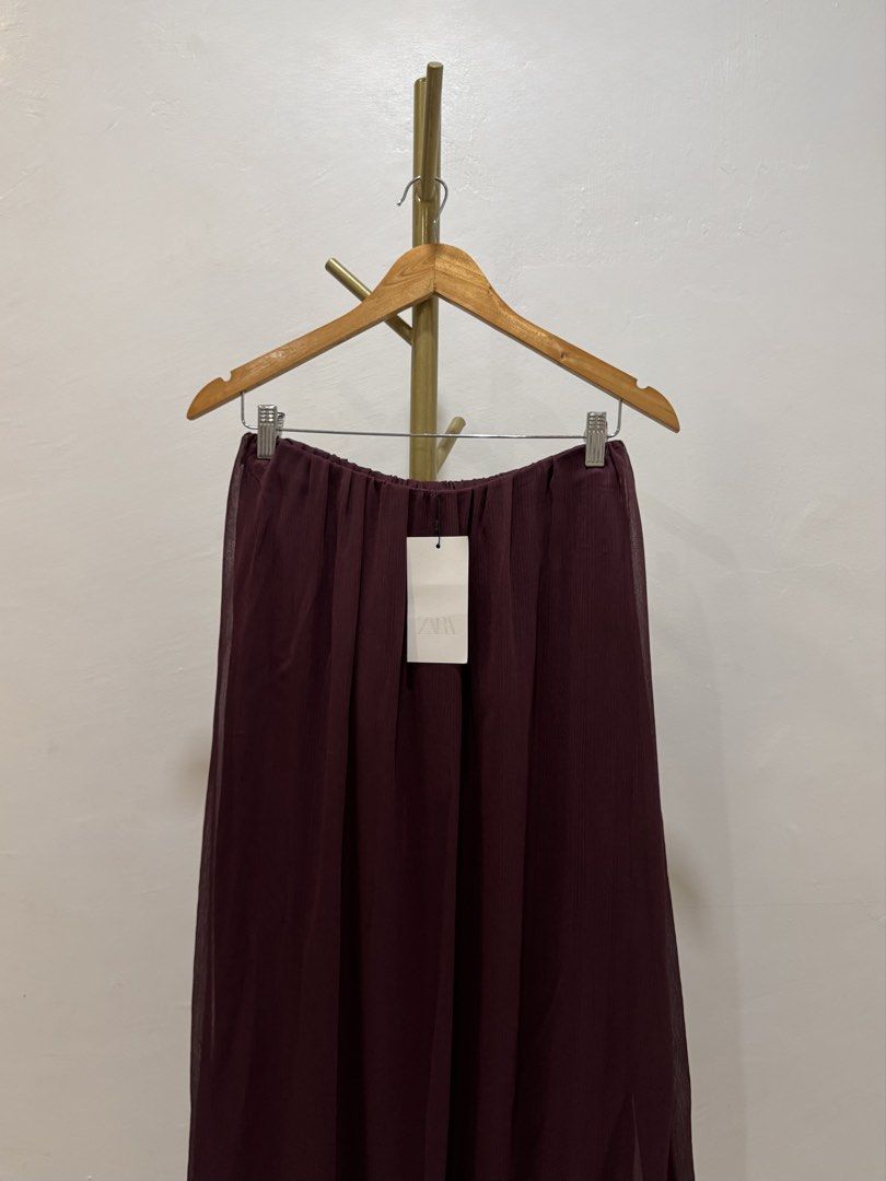 Zara Midi Puff Skirt (Category: Skirts) located in Quezon City. Submitted by shopper_xoxo (Listing ID 1461740239, Image 3). Description: Brand new with tag 😊 📦 From Zara Japan 🚚 On hand and ready to ship MOP: GCash and BPI Shipping starts at ₱65 only ✨ .