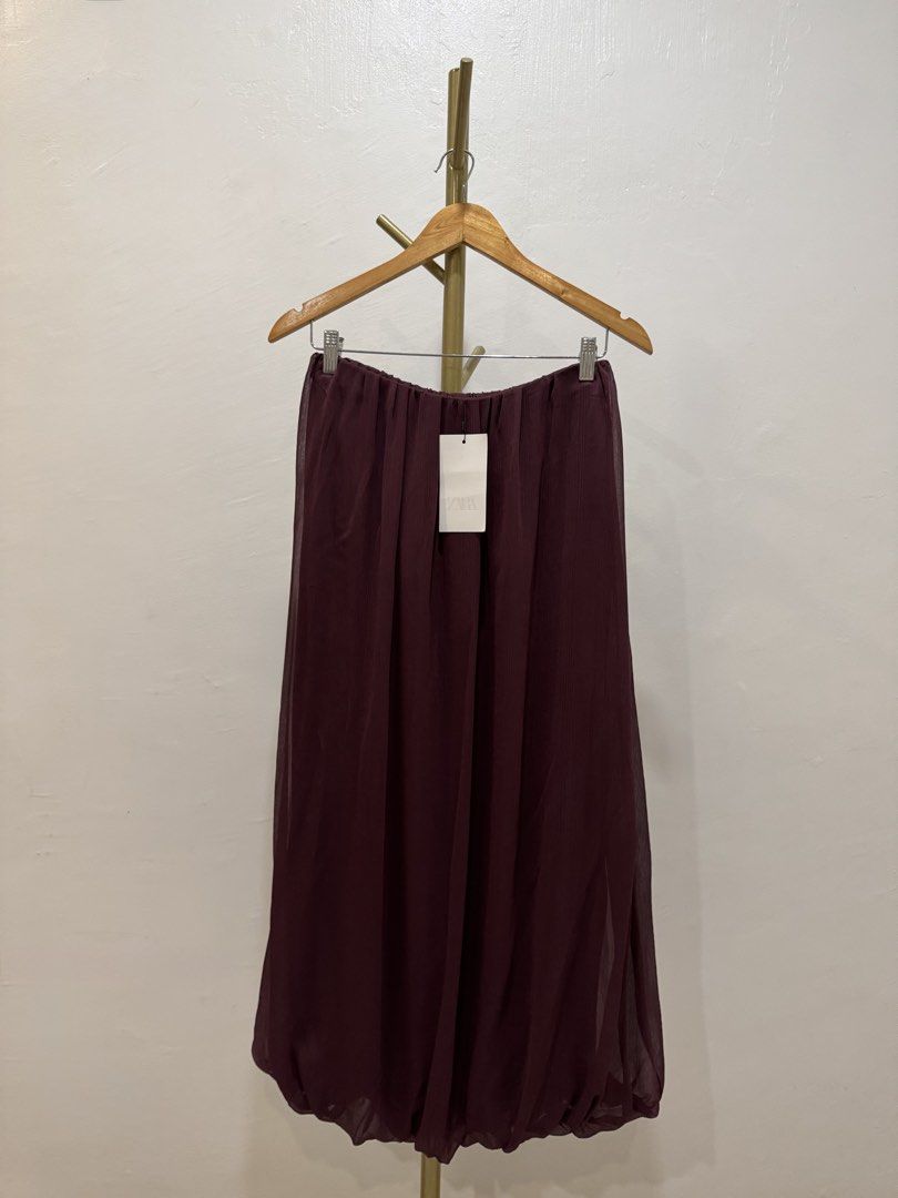 Zara Midi Puff Skirt (Category: Skirts) located in Quezon City. Submitted by shopper_xoxo (Listing ID 1461740239, Image 2). Description: Brand new with tag 😊 📦 From Zara Japan 🚚 On hand and ready to ship MOP: GCash and BPI Shipping starts at ₱65 only ✨ .