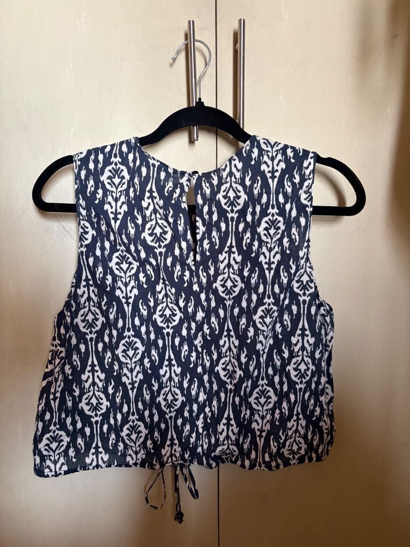 Zara top (Category: Sleeveless) located in Quezon City. Submitted by mariane_1963 (Listing ID 1461624864, Image 2). Description: - Zara sleeveless top - Cropped length - Tie detail at the hem - Button closure at the back neck - 100% cotton - Perfect for casual or dressed-up looks - Medium, but it’s a little loose.