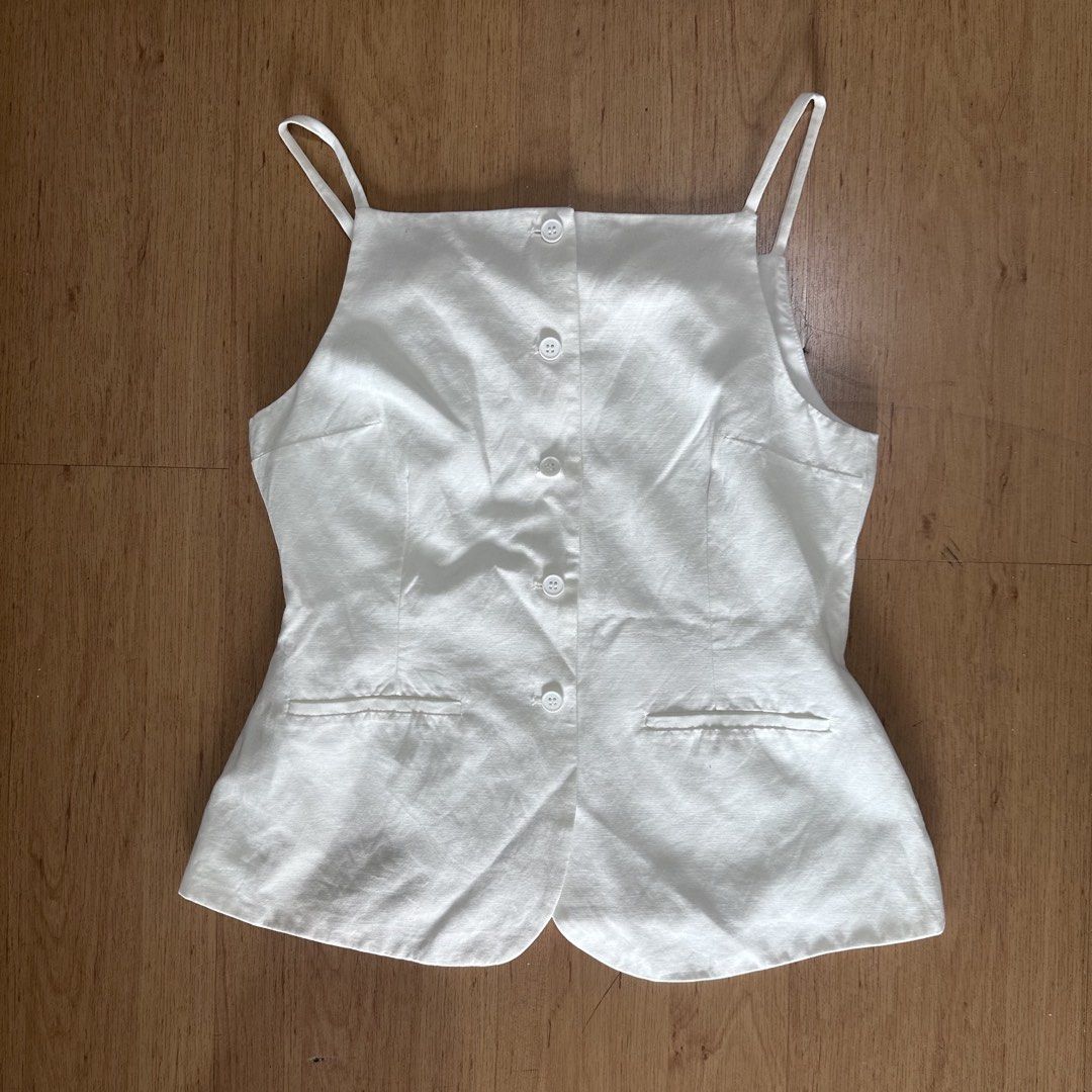 Zara White Button Up Vest (Category: Sleeveless) located in Cabuyao City. Submitted by hyugaclan (Listing ID 1461658988, Image 1). Description: Used once only Ww avail.
