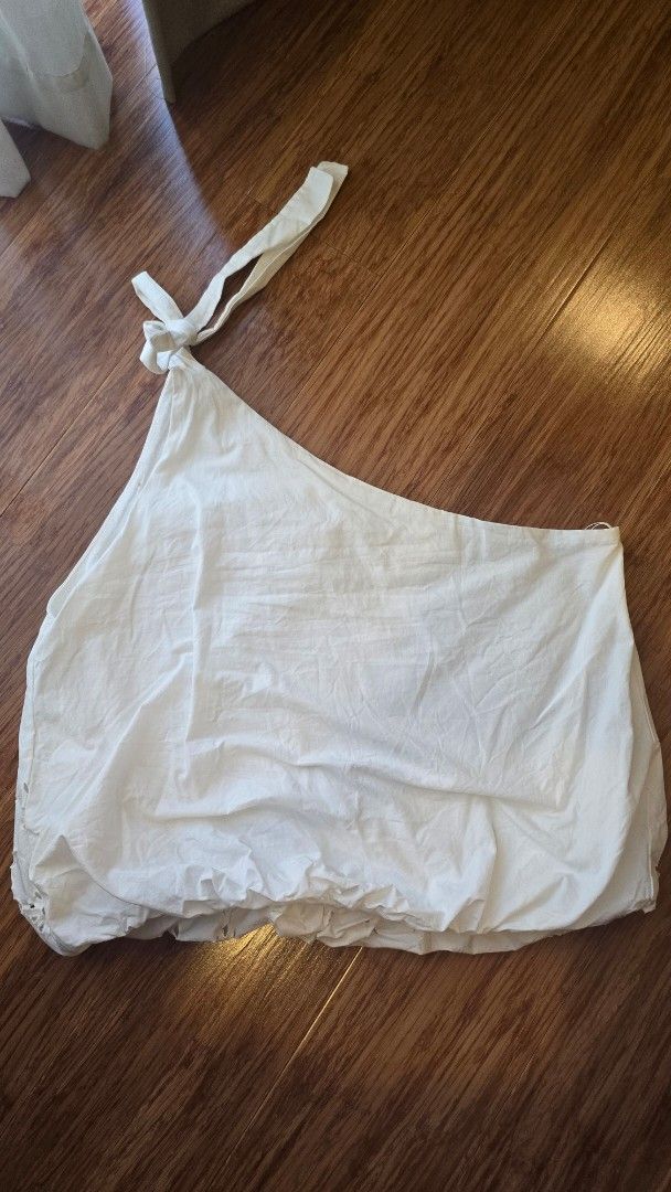 Zara White Eyelet Top with Tie Straps (Category: Sleeveless) located in Paranaque City. Submitted by monicaher (Listing ID 1461668737, Image 3). Description: has minimimal stain pls see last photo Cute white Zara top with eyelet hem and tie straps. Made in Portugal. Perfect for summer!.