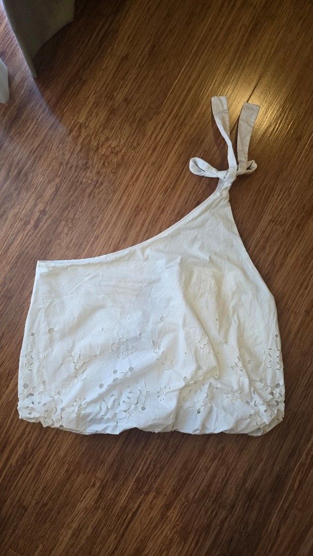 Zara White Eyelet Top with Tie Straps (Category: Sleeveless) located in Paranaque City. Submitted by monicaher (Listing ID 1461668737, Image 1). Description: has minimimal stain pls see last photo Cute white Zara top with eyelet hem and tie straps. Made in Portugal. Perfect for summer!.