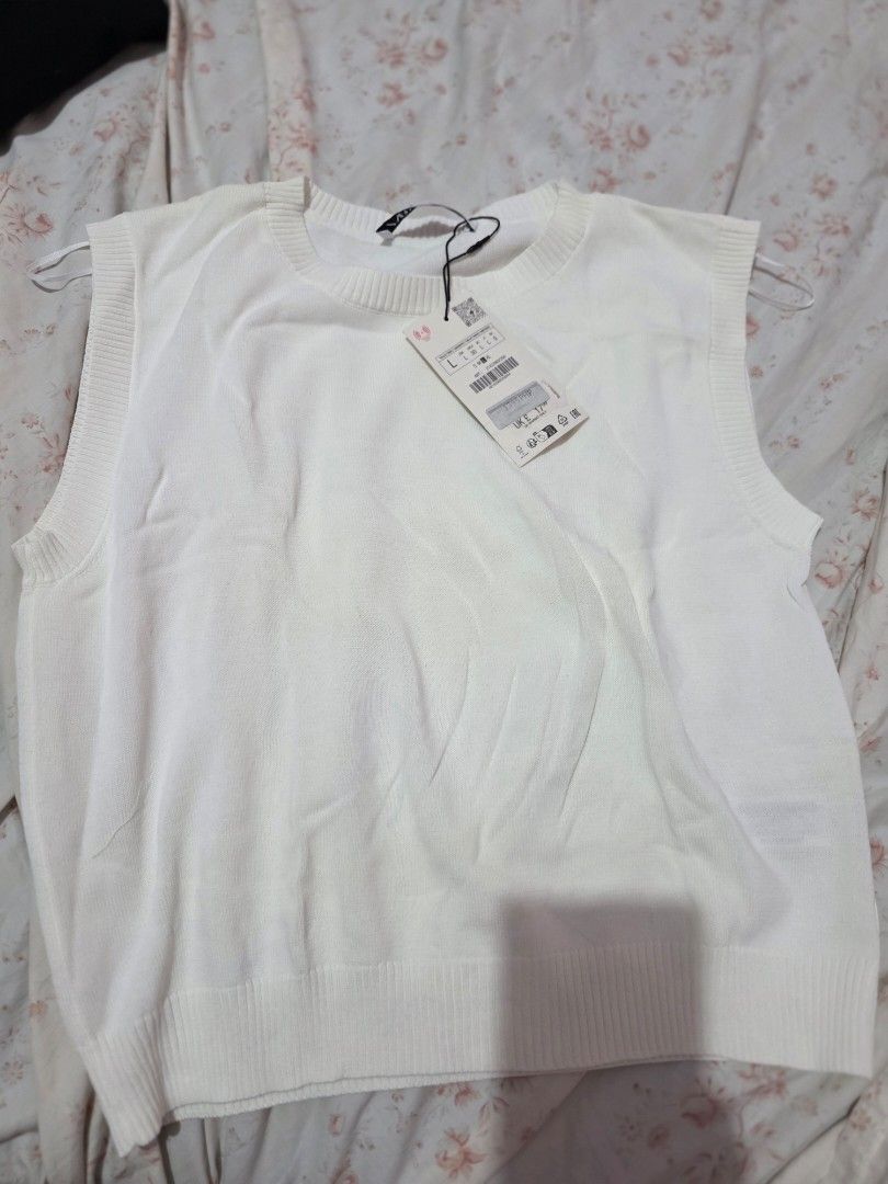 ZARA White Sleeveless Collared Button-Up Top Size L (Category: Sleeveless) located in Caloocan City. Submitted by anjgeroni70315 (Listing ID 1461679530, Image 1). Description: - Brand: ZARA - Type: Sleeveless Top - Color: White - Size: L - Neckline: Collared - Details: Gold buttons down the front - Condition: Brand new with original tags attached.