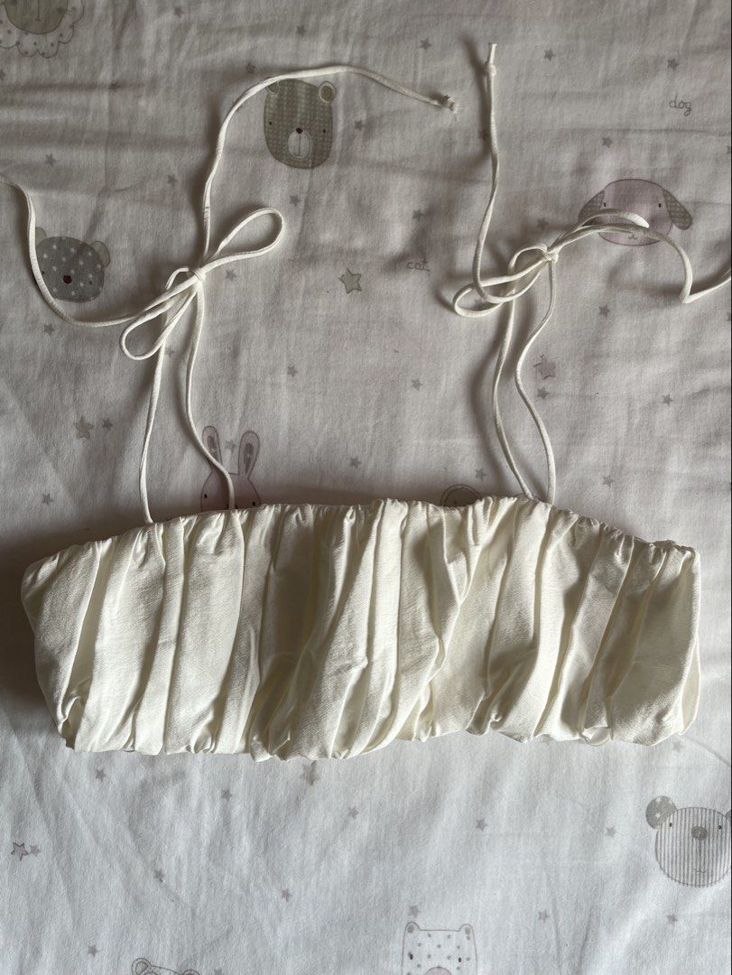 ZARA WOMENS WHITE RIBBON ADJUSTABLE TOP (Category: Sleeveless) located in Manila. Submitted by gossipgirlsxoxo (Listing ID 1461648767, Image 1). Description: from a very old zara collection never used.
