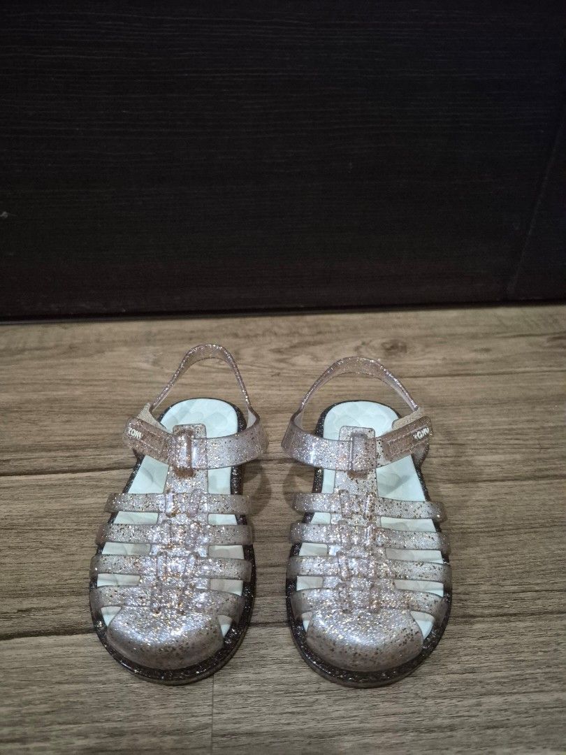 Zaxy Glitter Jelly Sandals (Category: Babies & Kids Fashion) located in Makati City. Submitted by mckie (Listing ID 1461564454, Image 1). Description: - Cute glitter jelly sandals for little ones - Clear with sparkly rose gold glitter - Easy slip-on and off design - Fun heart pattern on the soles - Ideal for beach days and outdoor play - Comfortable and durable for active kids - Perfect for summer adventures - US 7, EU 22.