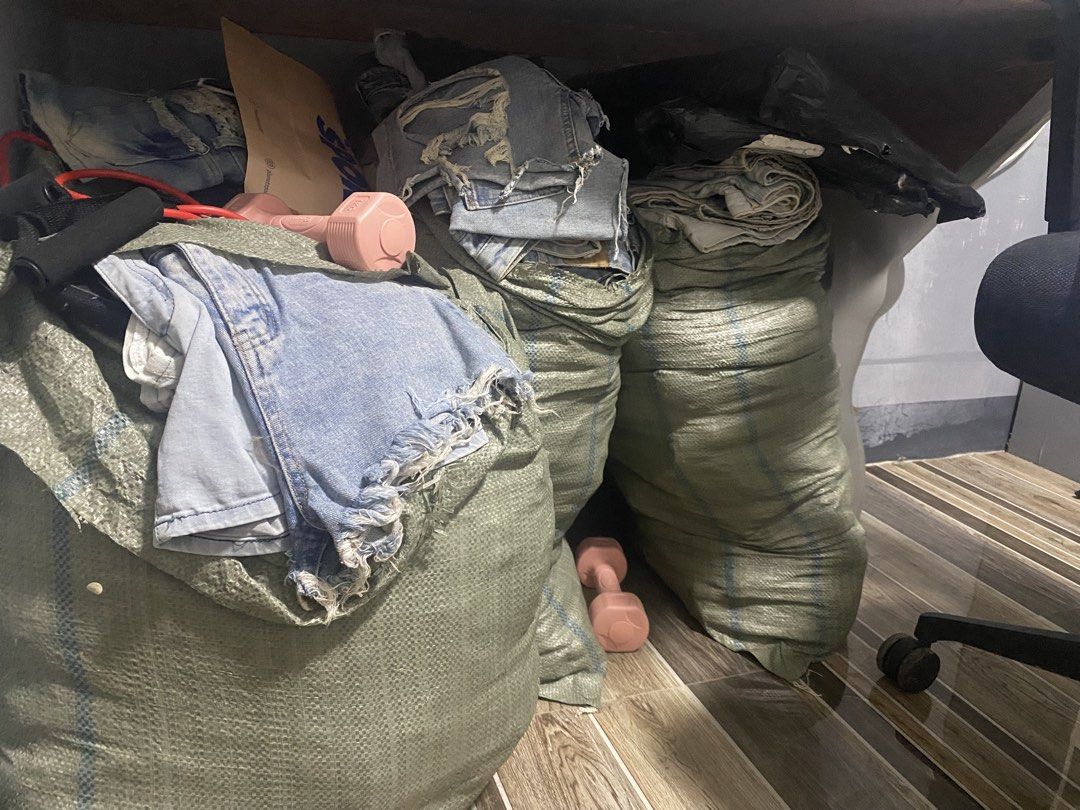 100 DENIM SHORTS SINAKOS/BALE (Category: Shorts) located in Rizal. Submitted by kumps (Listing ID 1461838689, Image 1). Description: Sobrang mura na lang sissy! We stopped live selling. Ibebenta nalang namin 100 pcs -sinakos Naka stock na lang talaga diyan siya sa kwarto. Ang kagandahan dito inalis na namin ang mga may issue at nilagyan ng butones ang wala, so walang tapon dito. Fast Deal!! 500 per sinakos Pwede pick-up ( msg me ).