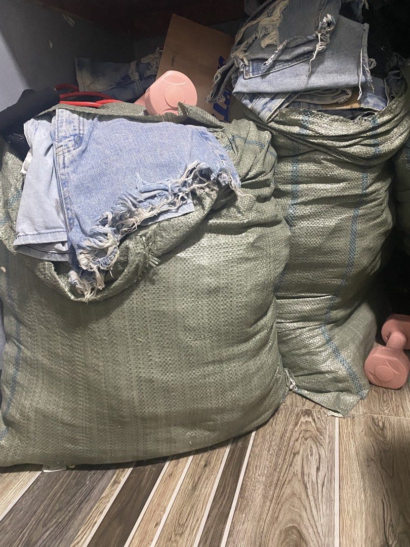 100 DENIM SHORTS SINAKOS/BALE (Category: Shorts) located in Rizal. Submitted by kumps (Listing ID 1461838689, Image 2). Description: Sobrang mura na lang sissy! We stopped live selling. Ibebenta nalang namin 100 pcs -sinakos Naka stock na lang talaga diyan siya sa kwarto. Ang kagandahan dito inalis na namin ang mga may issue at nilagyan ng butones ang wala, so walang tapon dito. Fast Deal!! 500 per sinakos Pwede pick-up ( msg me ).