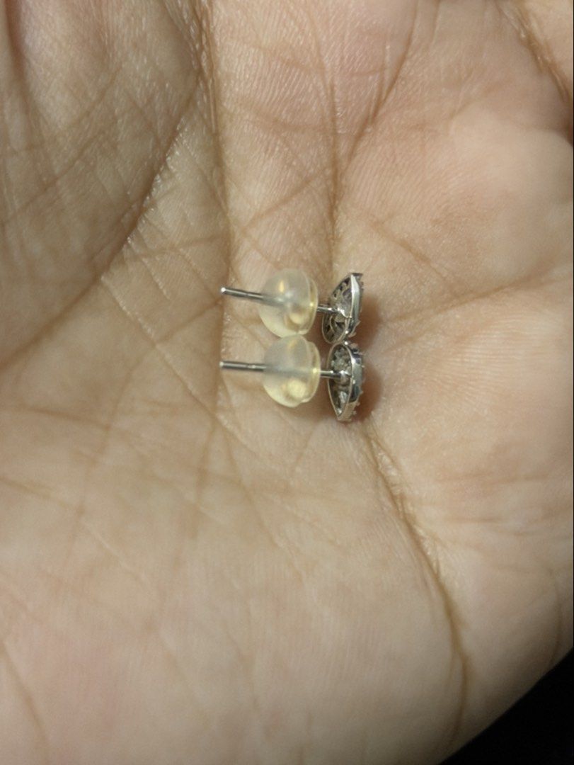 18K White Gold pear-shaped Diamond Stud Earrings (Category: Earrings) located in Batangas. Submitted by clodine_26 (Listing ID 1461920886, Image 3). Description: - pear-shaped natural diamonds - Set in lustrous 18K white gold - Comes with a diamond identification report - Versatile for everyday elegance or special events - Dainty only good for second piercing - silicon pakaw only.