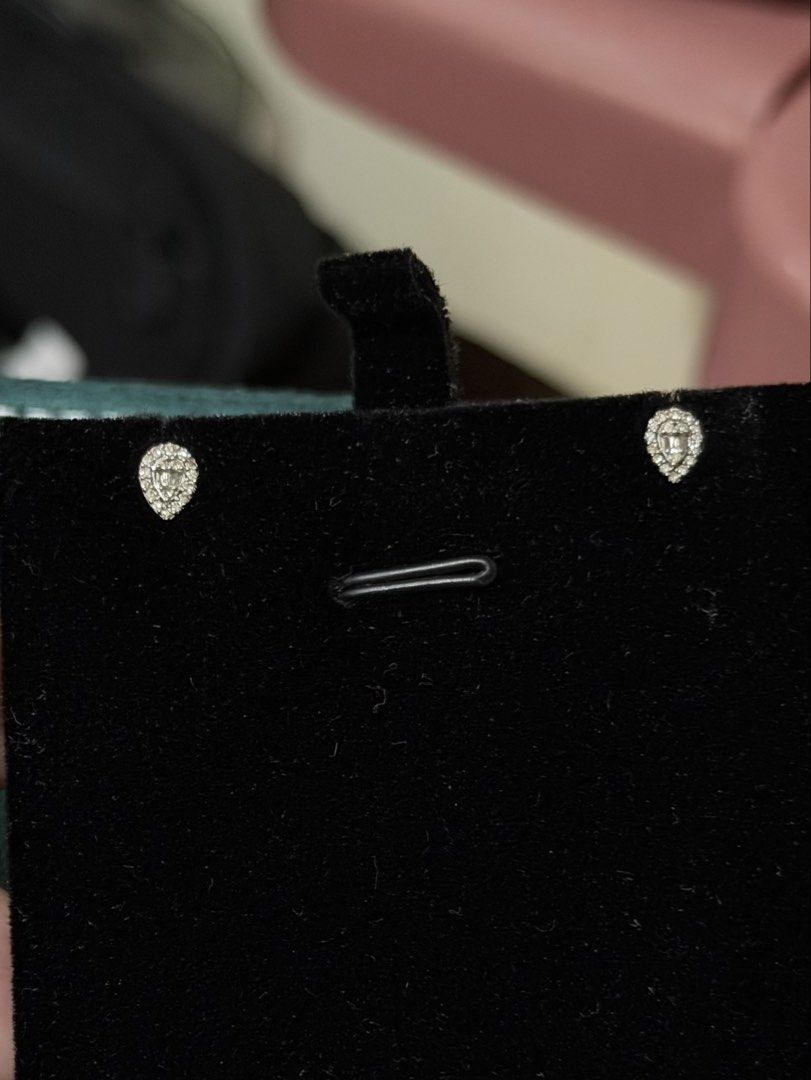 18K White Gold pear-shaped Diamond Stud Earrings (Category: Earrings) located in Batangas. Submitted by clodine_26 (Listing ID 1461920886, Image 2). Description: - pear-shaped natural diamonds - Set in lustrous 18K white gold - Comes with a diamond identification report - Versatile for everyday elegance or special events - Dainty only good for second piercing - silicon pakaw only.