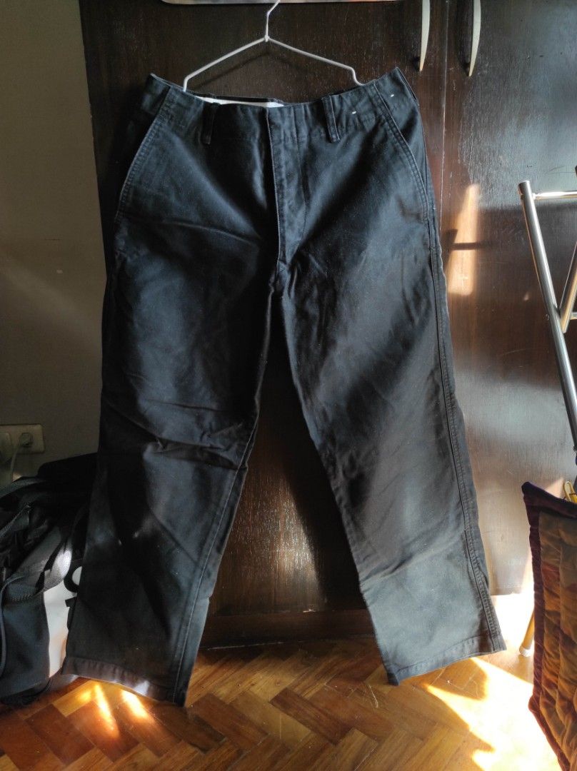 2018 UNIQLO U - STANDARD FIT ANKLE PANTS (Category: Jeans) located in Mandaluyong City. Submitted by codywill5 (Listing ID 1461872111, Image 3). Description: - Classic UNIQLO U profile - Hearty cotton fabric - Wide fit - If you were there, you knew. - Double button and hook closure - Roomy pockets .
