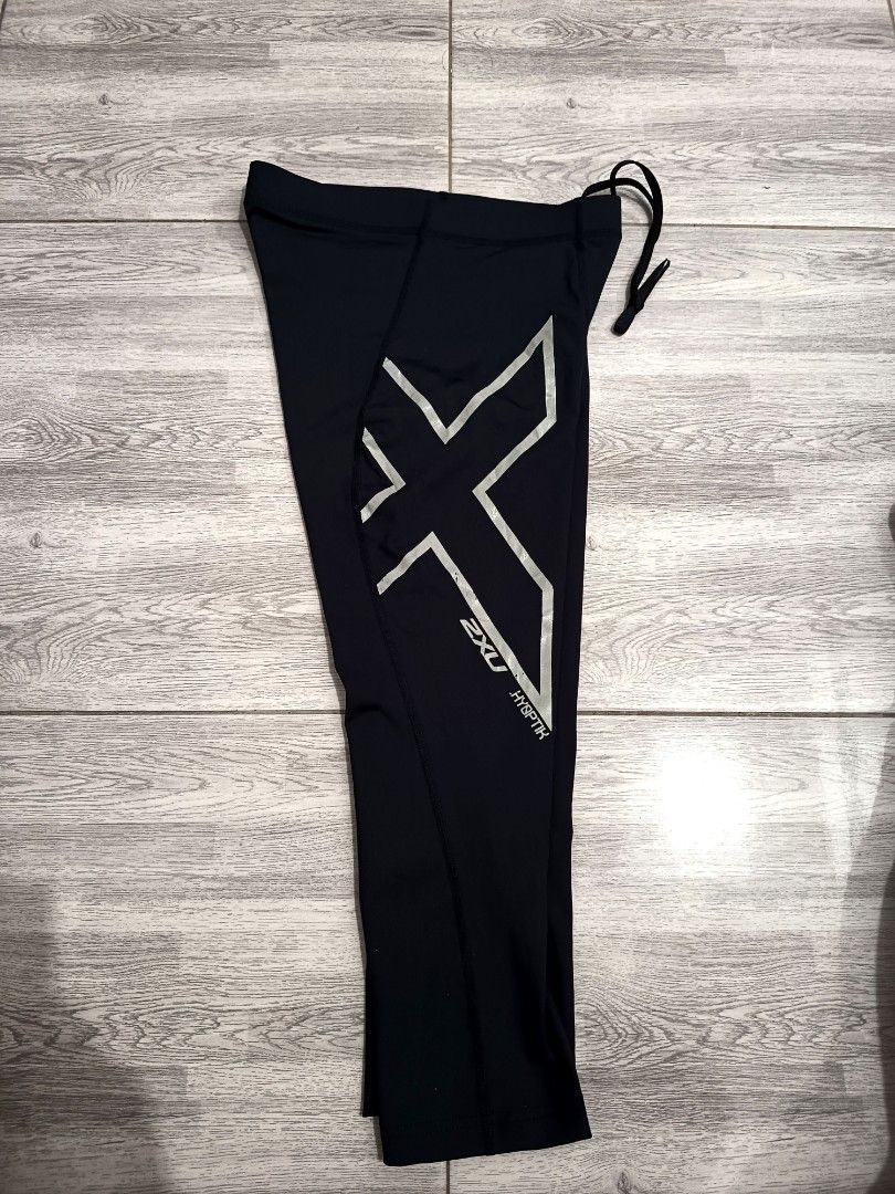 2XU Hyoptik Men's Core Compression 3/4 Tights (Category: Activewear) located in Dagupan City. Submitted by plugofallthreads (Listing ID 1462016740, Image 3). Description: 2XU Hyoptik Men's Core Compression 3/4 Tights Designed in Australia Size: Men's Tall Small Waist 26-30 inches Length: 27 inches Front Rise: 10 inches Leg Opening: 5.5 inches Authentic. In excellent condition. Minor unnoticeable chip on print caused by prints sticking to each oth
