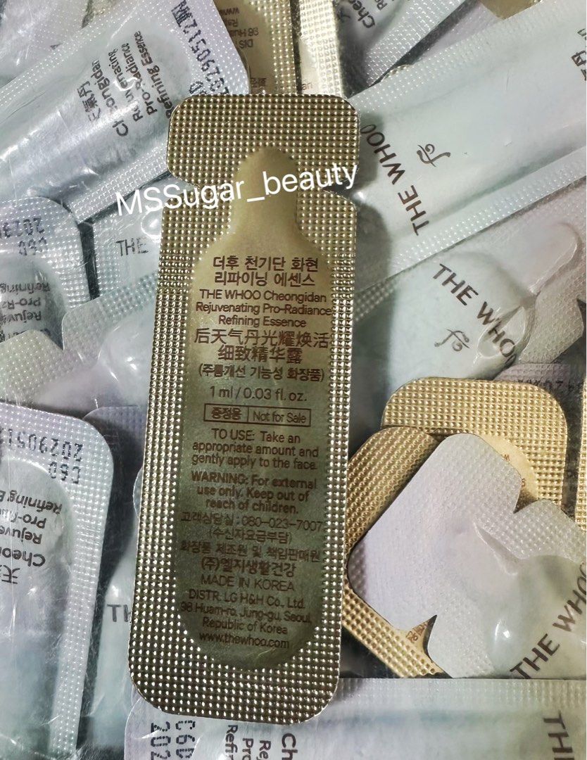 (30包)韓國🇰🇷后Whoo 新版天氣丹光耀煥活柔膚肌底精華 1ml （分類：面部 - 面部護理）位於 Hong Kong。 由 MSSugar_beauty 提交（商品編號 1461894438，圖片 2）。簡介： ☄️韓國直送 💥順豐到付或 平郵+ $6.5元(30包) 💥 平郵+ $9元(6包-120包) 100%Real 100%New 正品保證💪 日期：2029年(日期不斷更新) Size : 1ml 一個 🌟新版🌟 💰$35元30包 💫 全新升級抗老成分天氣秘丹12α ，配合獨家亮膚成分Pro-Radiance™及角質護理成分華炫Refining Complex™，顯著提升肌膚密度及剔透度、平滑肌理、深入肌膚底層抑制黑色素及改善暗沉，同時強化肌膚屏障、抗氧修復及舒緩刺激，全方位為肌膚締造耀眼透亮光澤感。 💥潔面後使用💥 早晚潔面後使用，取適量塗抹於臉上，並順著肌理從面部內側開始向外側輕柔塗抹開。 。