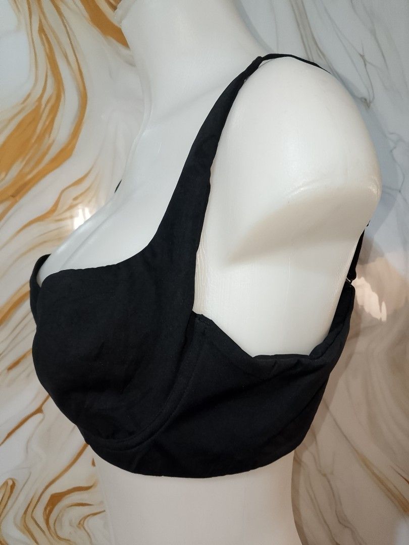 40b shecurve Black Underwire Bra no pads (Category: Undergarments & Loungewear) located in Manila. Submitted by truecrystal-1407 (Listing ID 1461933514, Image 2). Description: - Classic black bra for everyday wear - Underwire provides reliable support - Adjustable straps ensure a customized fit - Secure back clasp closure for ease of use - Designed for a comfortable and secure feel.