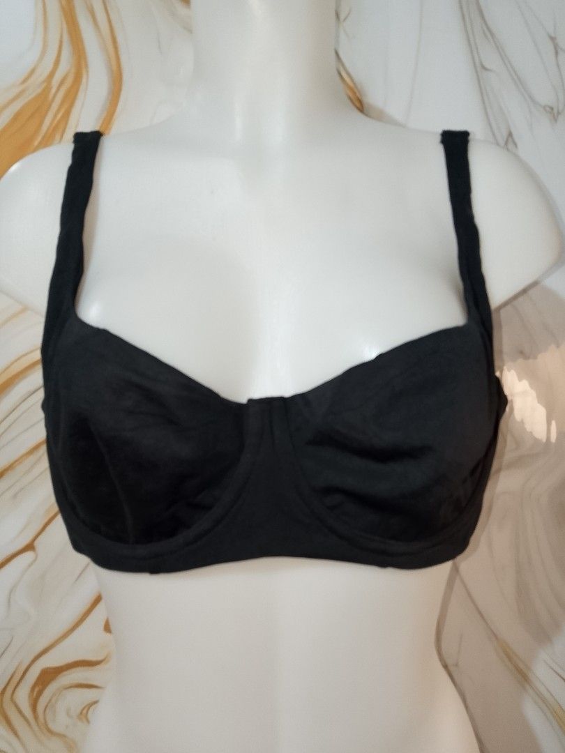 40b shecurve Black Underwire Bra no pads (Category: Undergarments & Loungewear) located in Manila. Submitted by truecrystal-1407 (Listing ID 1461933514, Image 1). Description: - Classic black bra for everyday wear - Underwire provides reliable support - Adjustable straps ensure a customized fit - Secure back clasp closure for ease of use - Designed for a comfortable and secure feel.