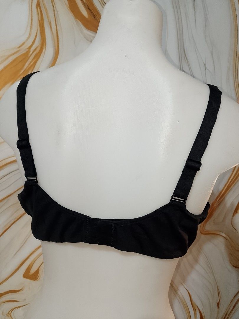 40b shecurve Black Underwire Bra no pads (Category: Undergarments & Loungewear) located in Manila. Submitted by truecrystal-1407 (Listing ID 1461933514, Image 3). Description: - Classic black bra for everyday wear - Underwire provides reliable support - Adjustable straps ensure a customized fit - Secure back clasp closure for ease of use - Designed for a comfortable and secure feel.