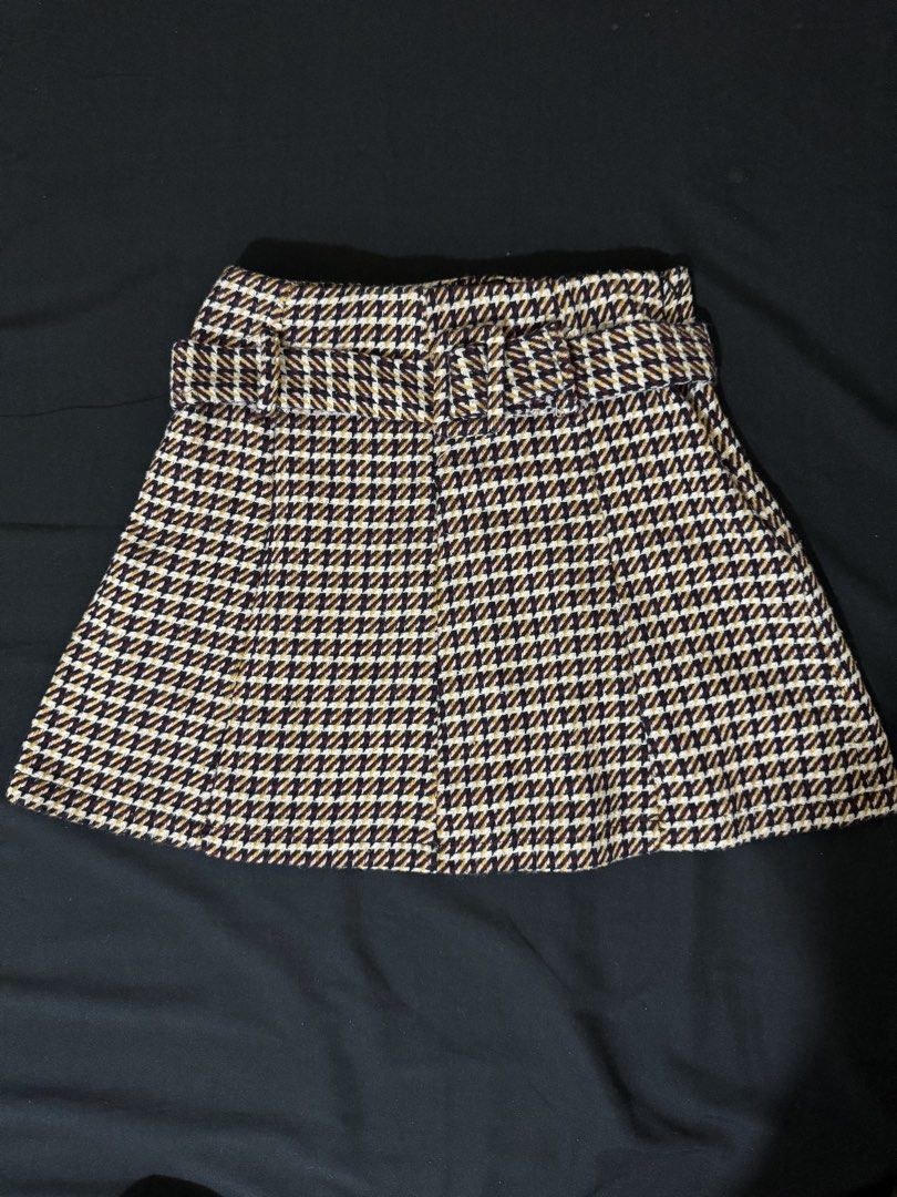 50 Pesos Declutter Sale (Category: Skirts) located in Taguig. Submitted by k8teepie (Listing ID 1461838806, Image 1). Description: - Actual photos are posted - S to M waist size 24-26 - Skort (with inner shorts).