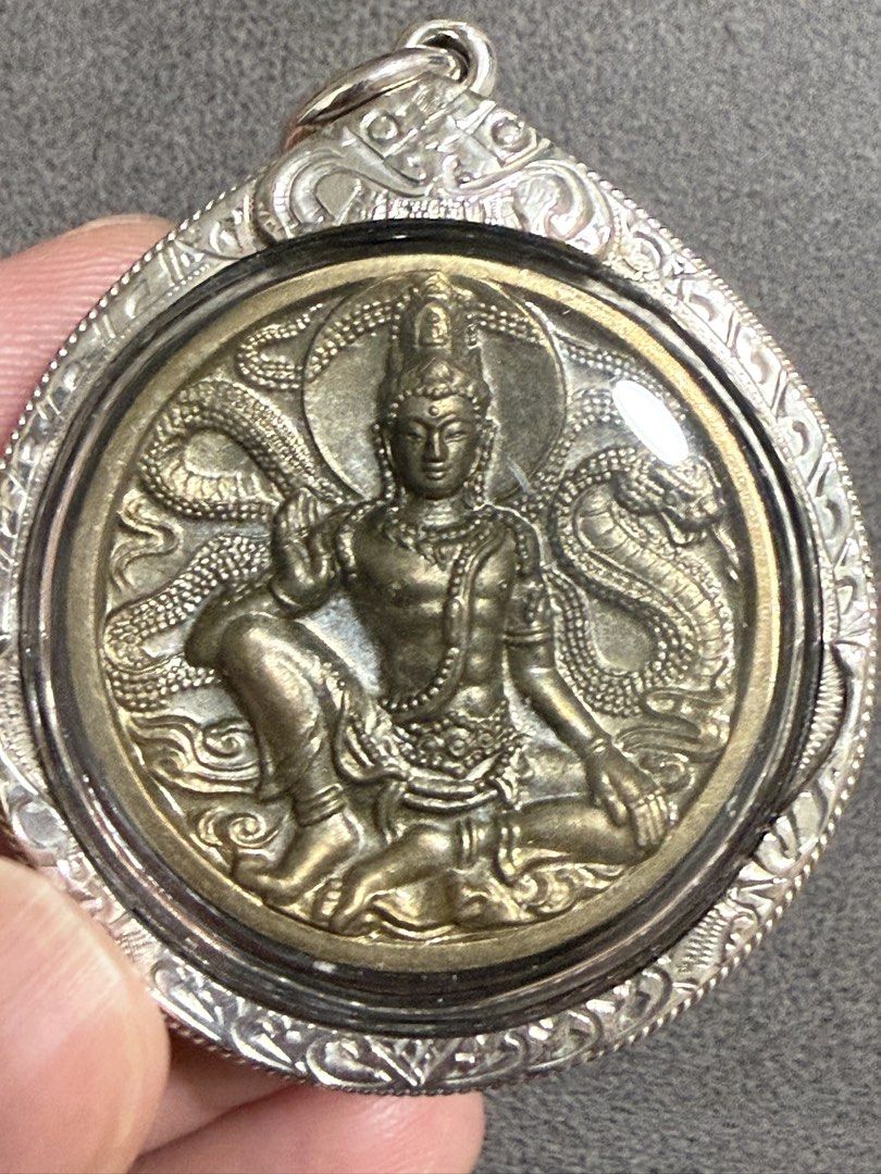 清牌 龍耐- 2549 哥錫鐵歌錫鐵澤度金 阿伯加版 （分類：宗教物品）位於 Hong Kong。 由 michael9671 提交（商品編號 1461997863，圖片 1）。簡介： 在Gogola論壇年代時供請自澤度金專業牌商Simon 包純銀殼 ，清牌廉讓。 督造年份：佛曆2549年（公元2006年） 開光高僧：當代督造澤度金最權威的名師——龍婆龍耐（Achan Nui / 龍耐聖僧）親自率領眾高僧舉行大型法會加持。 設計由來：由曾獲多項泰國美術設計大獎、出家前為專業設計師的神童僧人「龍敦」所設計；龍耐大師向其傳授了豐富的澤度金知識後創作出了驚艷四座的經典法相。 核心功效超級富豪財運：主打招正偏財、廣開財路，對生意、事業及投資運勢有強大助力。 競爭致勝：法相象徵澤度金凌駕御座之上，寓意超越競爭對手、在職場或商場佔據先機。 轉運保平安：能助人走出困境、開運轉運、避邪擋險。。