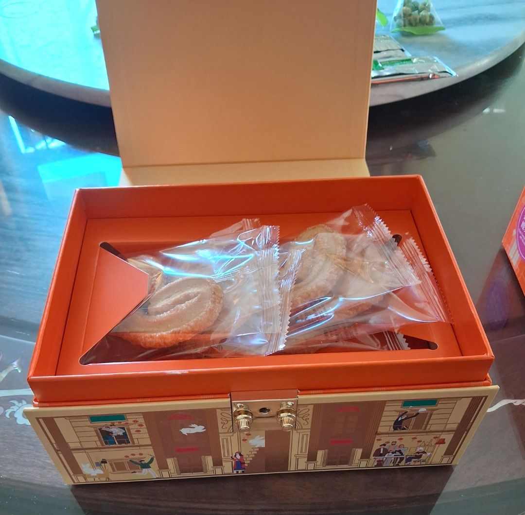 全新 國金軒 高貴建築造型禮盒及禮袋 (不包括食物) （分類：禮品籃和禮籃）位於 Hong Kong。 由 yaiyaimoremore 提交（商品編號 1461884697，圖片 3）。簡介： 國金軒極有品味建築造型禮盒，極具高貴及有心思的設計，共2層，可拆開，有金鎖。加送國金軒高貴硬咭禮袋，送禮自用既高貴又優雅。 時間及港鐵站互就。。