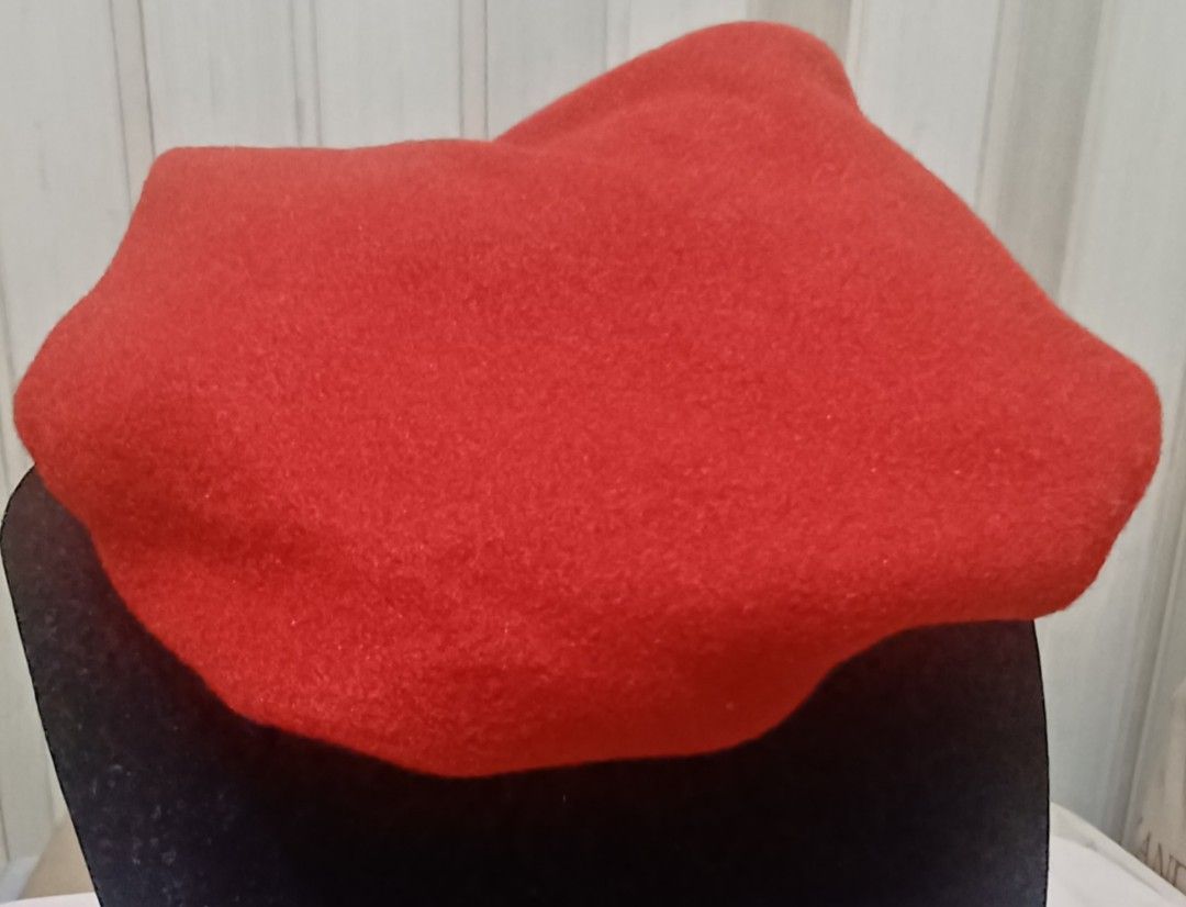 ❤️ Classic Soft Wool Beret — Bright Red (Category: Babies & Kids Fashion) located in Quezon City. Submitted by wjmae (Listing ID 1461966515, Image 2). Description: Style: Timeless French beret — slouchy, relaxed silhouette Color: Warm vivid orange-red / tangerine Material: Soft wool-blend felt — smooth, slightly fuzzy texture, lightweight yet warm Size: Approx. 7–8 inches across inner opening — stretchy, fits most head sizes Fit: Gathered inner b
