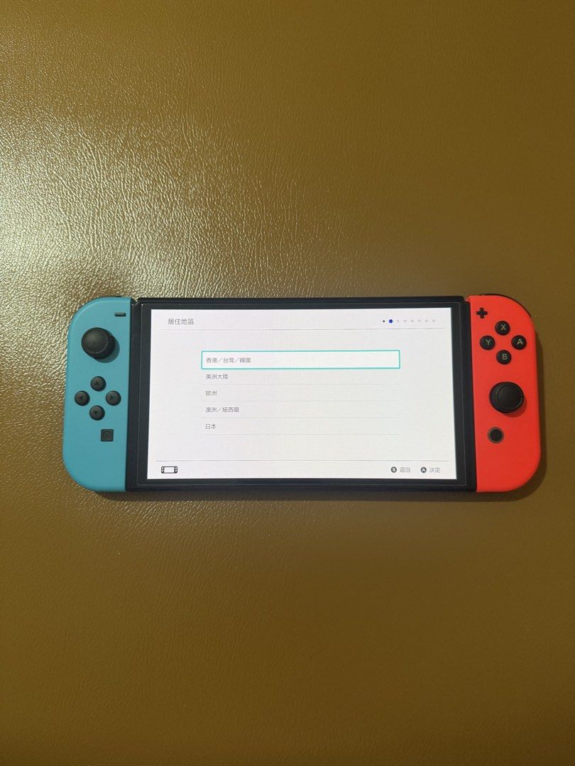 原廠 Switch 冇盒 OLED 遊戲機 全套配件齊 （分類：Nintendo 任天堂）位於 Hong Kong。 由 coolpenguin.84a4a1 提交（商品編號 1453690831，圖片 2）。簡介： 圖：原廠 Switch OLED 冇盒 齊配件包括～機座 HDMI 手繩 手柄 火牛 已貼Mon貼 /$1250 紅藍色 面交時可試機 私人保養五天 歡迎Whats/App 9587-2069 。