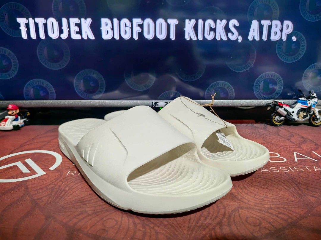 Adidas Lightshift slide size 14 & 15 US (Category: Slippers & Slides) located in Pasig City. Submitted by titojek (Listing ID 1461831047, Image 1). Description: ⚠️ For sale only. 🔥 Brand new and legit Ad!das Lightshift slide (off white) size 14 & 15 US 💵 1,700. Fixed price (SRP) 🛵 Lalamove or Grab ✈️ J&T and JRS (no rush shipping) 💳 Payment • Gcash or Security Bank ❌ Wala na akong meet up. ❌ Walang COD/COP. ❌ Walang Sh0pee checkout. 📍Pinagbu